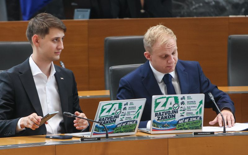 drzavni zbor poslanci.jpg