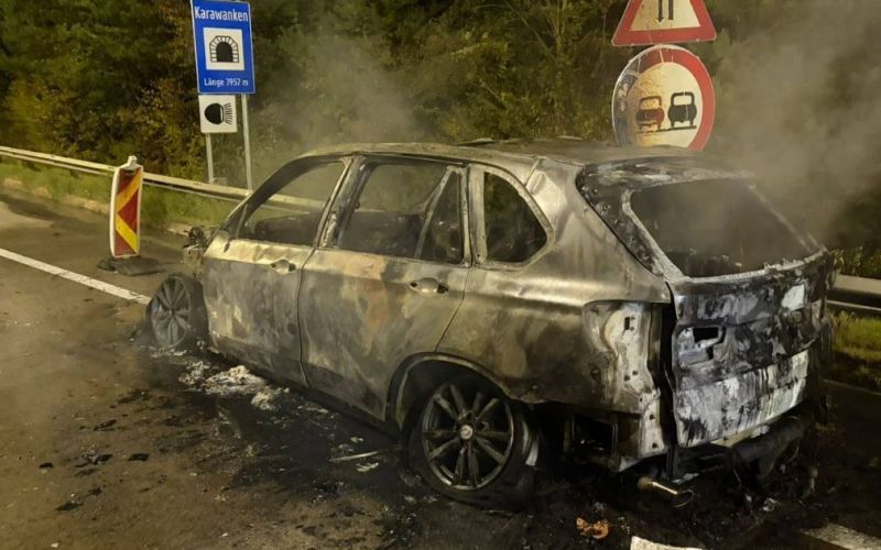 goreč avto, pred predorom karavanke.jpg
