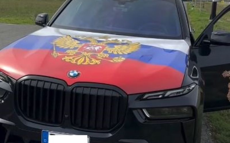 avto, ruska zastava.jpg