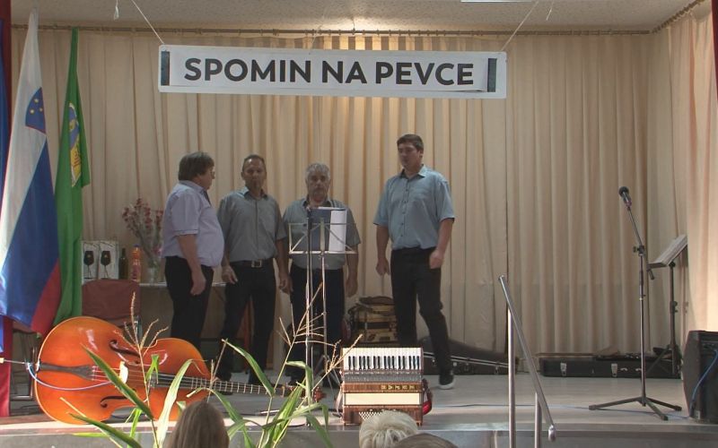 Srečanje pevcev in godcev-Fantje iz Jurovc GOSTITELJI.jpg