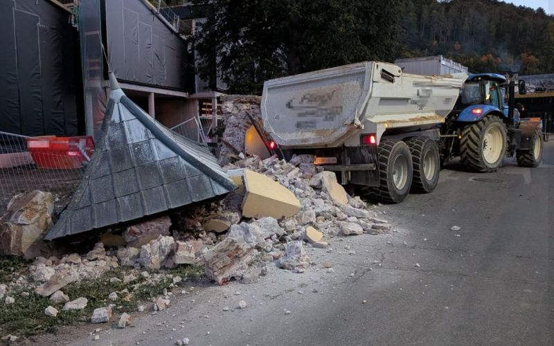 traktor, kapelica.jpg