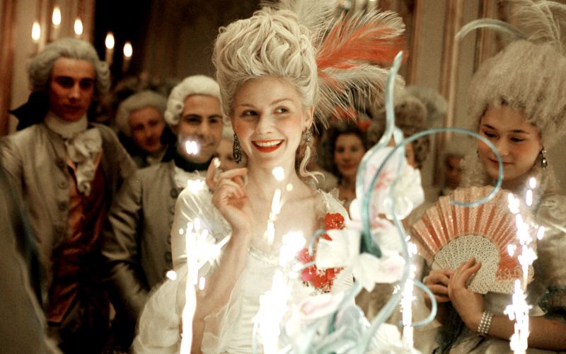 Kirsten Dunst kot Marija Antoaneta: sladice, zabave, moda in razkošje so v filmu poudarjeni prav zato, da je poznejši prihod revolucije še bolj brutalen.