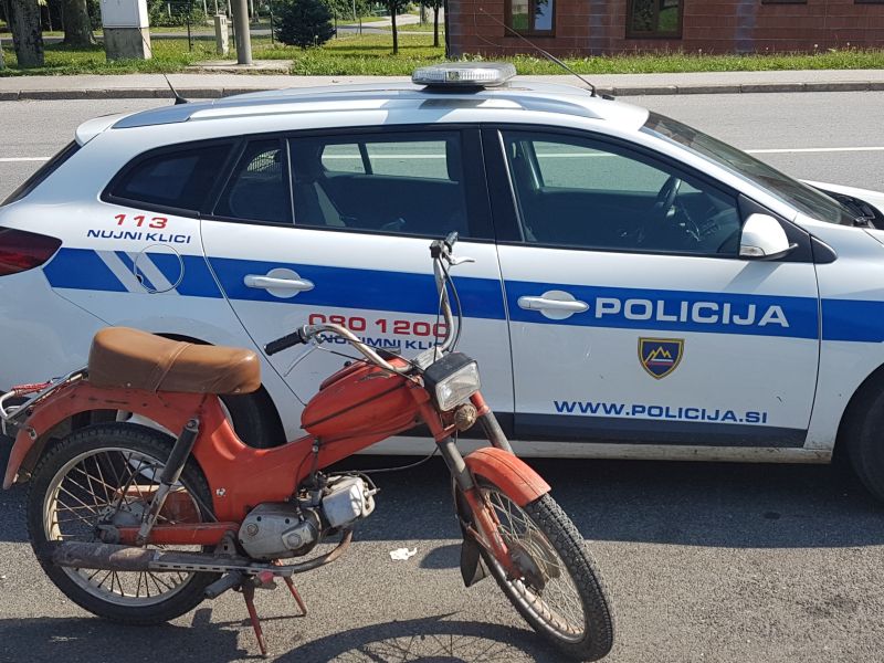 V Žusterni 16-letnik na mopedu huje poškodoval kolesarko
