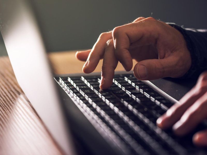 Delodajalec v Sloveniji nadziral zaposlene, prejel prek 70.000 evrov kazni