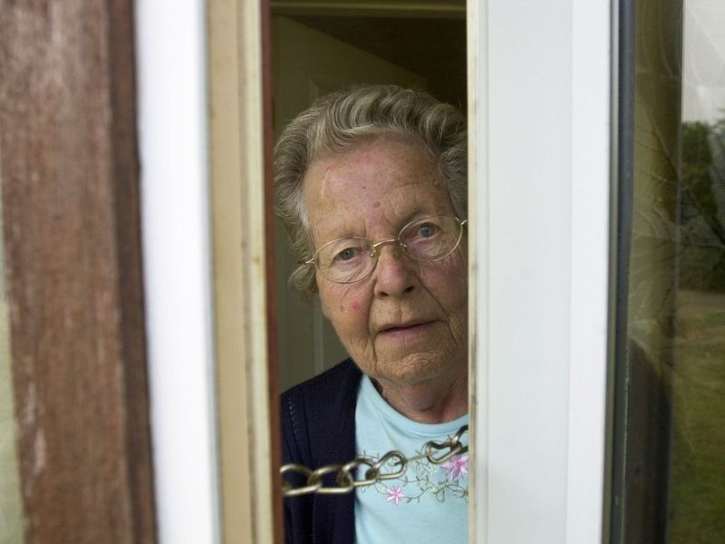 Na Goriškem upokojenki ceneno posodo »prodal« za zlatnino