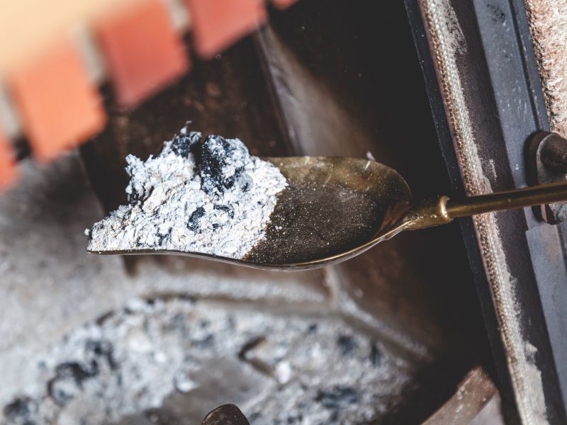 Ne zavrzite pepela, z njim lahko preprečite tudi poškodbe