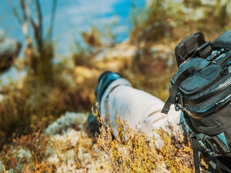 55-letniku zdrsnilo, padel je čez skalni previs in obležal