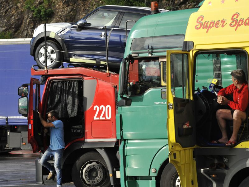 Šoferjema v Pivki zavrela kri: Najprej ga je pljunil, potem zlomil nos