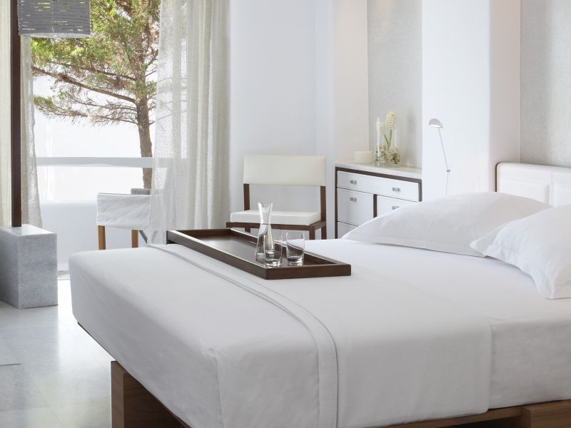 Iz dolgočasne spalnice v razkošen kotiček brez drage prenove