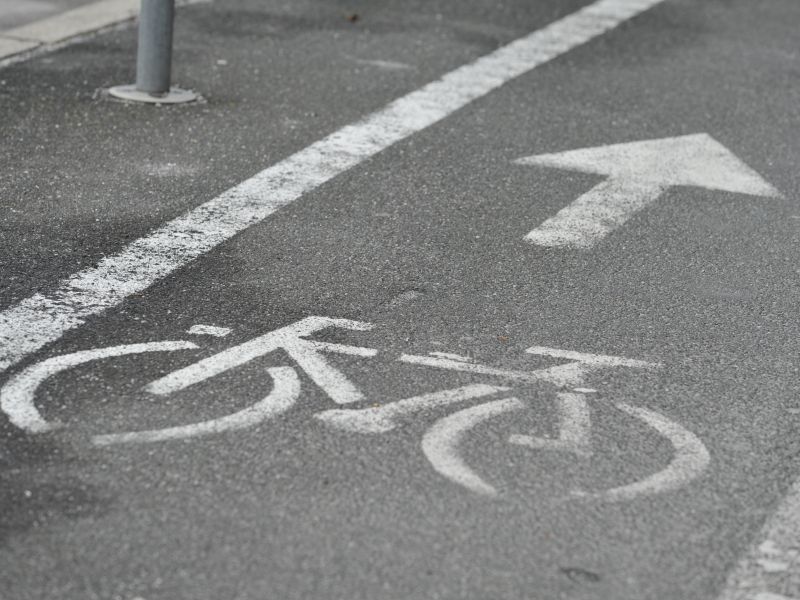 V Moti huda nesreča z električnim kolesom: voznik huje poškodovan