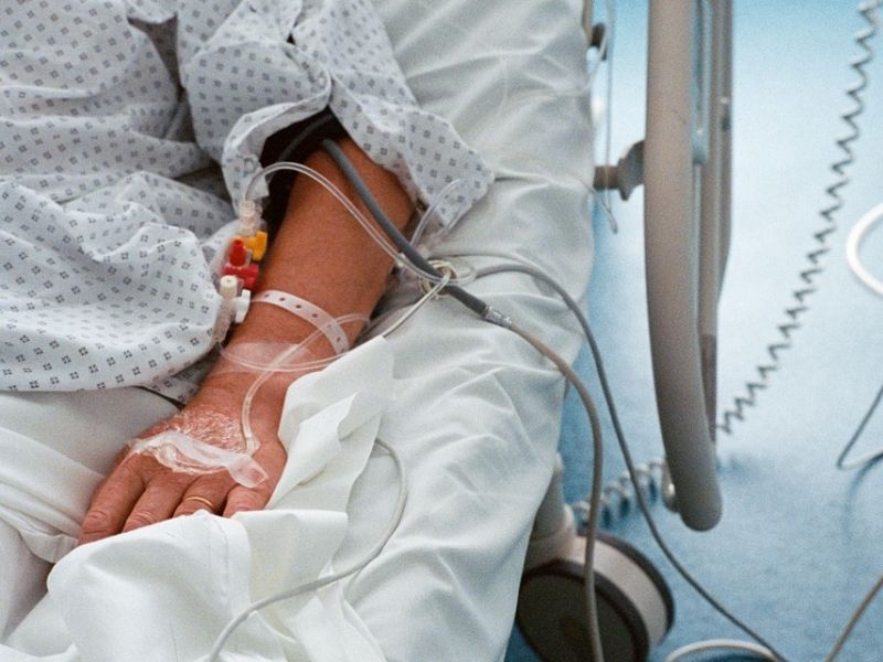 14-letnik plezal na transformatorsko postajo, zdaj se bori za življenje