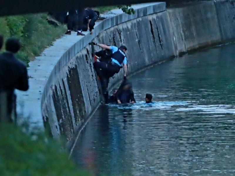 Policija iz Ljubljanice rešila žensko, ki se je oklepala vejevja