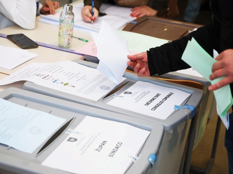 Pomladanski boj za občinske stolčke: kdo vse se poteguje za oblast na Obali in Krasu?