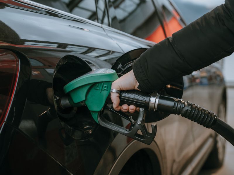 Če ne bi država pristavila piskrčka, bi se dizel še bolj pocenil