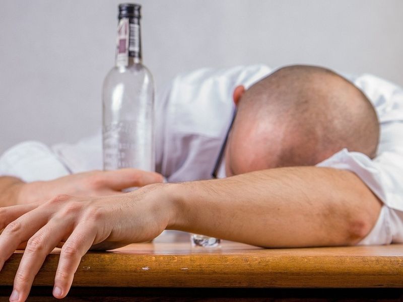 Vlomil v lokal, jih nekaj zvrnil in zaspal