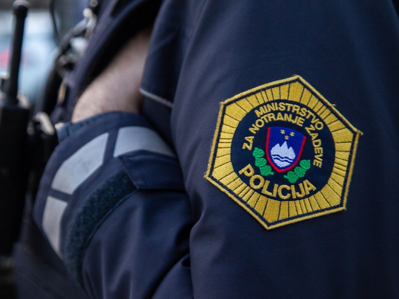 Na policijske postaje se vračajo komandirji