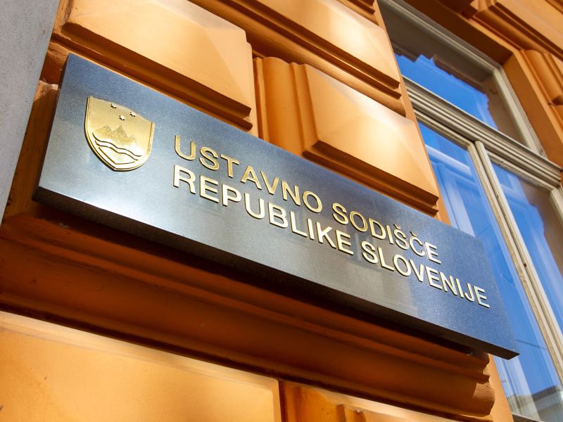 Ustavno sodišče začasno prepovedalo rubeže socialne pomoči