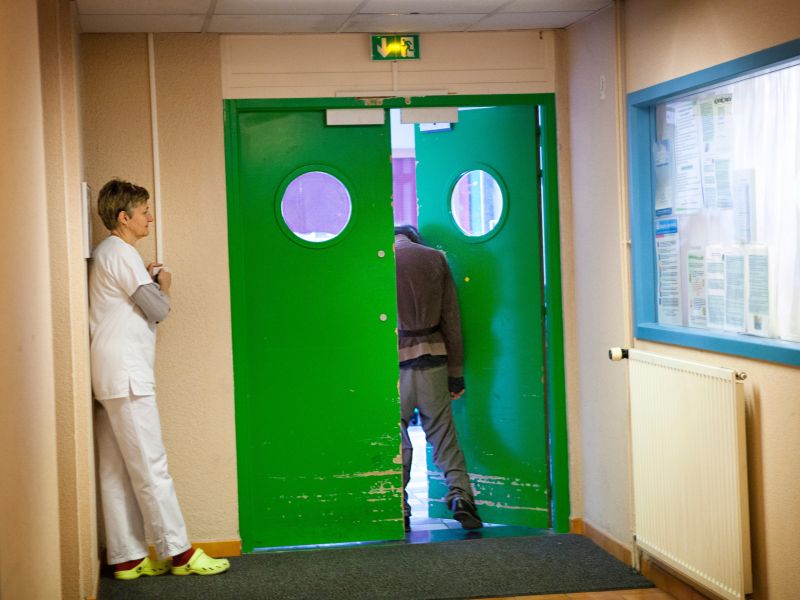 Zakon o psihoterapiji razdeljuje mnenja: Stroka opozarja na tveganja, uporabniki pozdravljajo ureditev področja