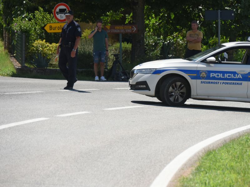 Pijan Slovenec obležal na cesti, nato napadel reševalce