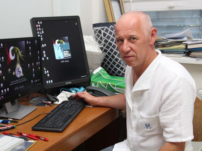 Nekdanji vodja ortopedije v Novi Gorici naj bi v zasebni kliniki delal več, kot je dovoljeno, ZZZS pa o tem ni bil obveščen