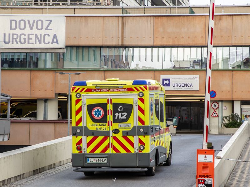 Neznosne razmere na urgenci: &quot;Umiranje na hodniku vsem na očeh postaja nova normalnost&quot;