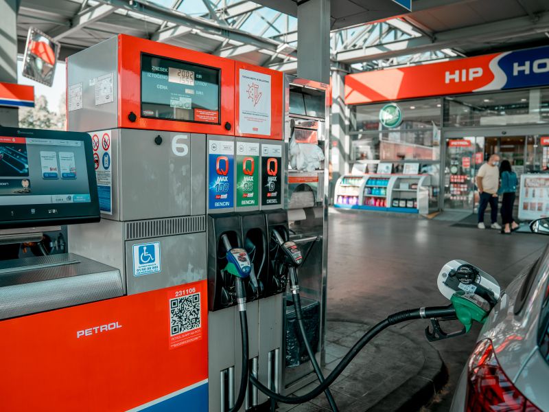 Gorivo na poti na dopust: kje polniti in kakšne so cene