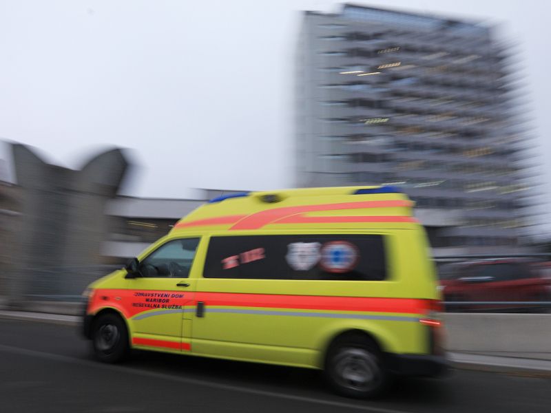 Rimske Toplice: V trčenju treh vozil umrl 72-letnik, sopotnica hudo poškodovana