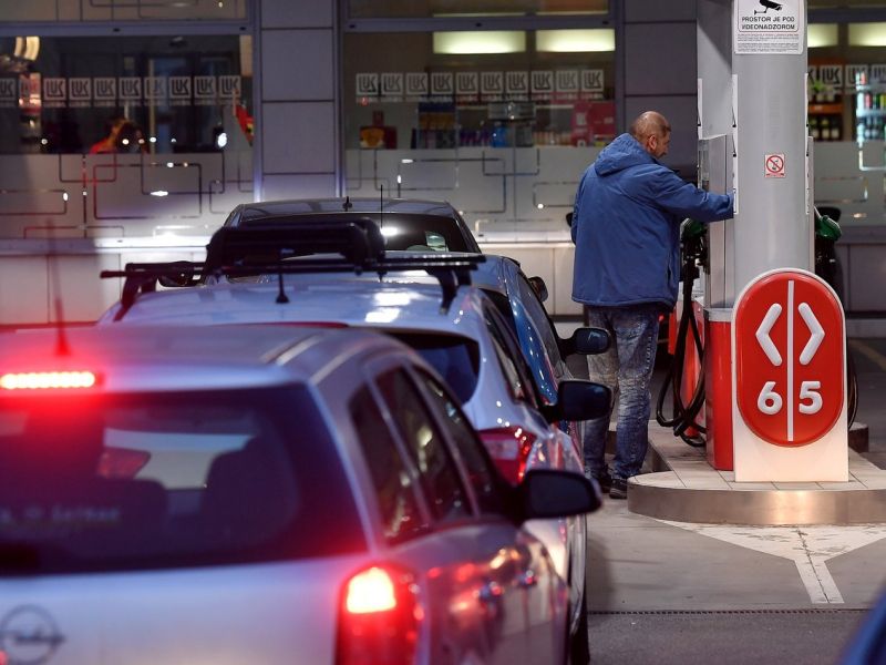 Država za zdaj ne bo sproščala rezerv naftnih derivatov