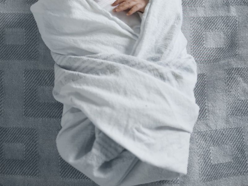 Preiskovalna komisija DZ o ukradenih otrocih zaslišala nove priče