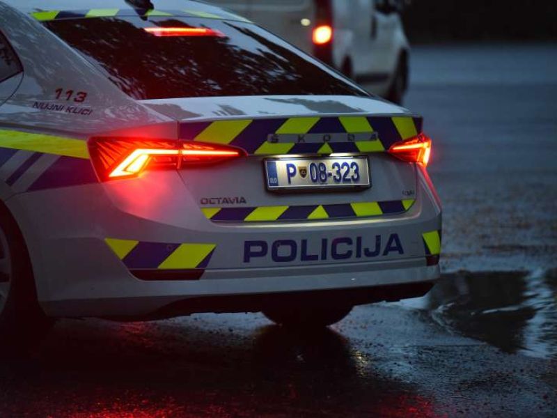 Pijan 25-letnik trčil v štiri policijska vozila