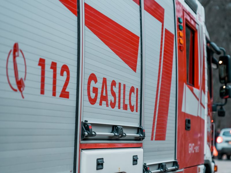 Zaradi gorečega vozila zaprta primorska avtocesta, v Savljah iztiril vlak