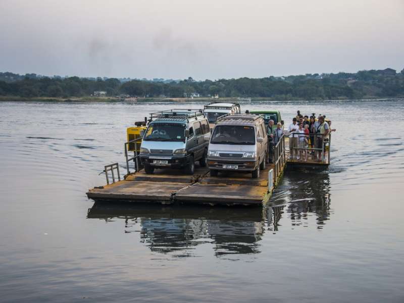 Kombi s trajekta zdrsnil v reko, umrlo šest potnic