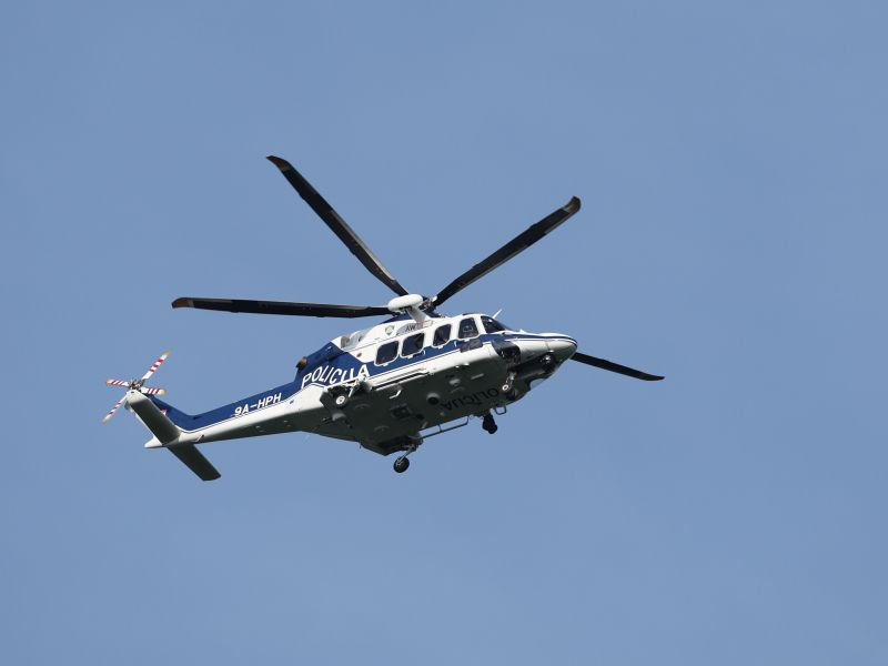 Helikopter nad Izolo: Iz vozila za prevoz denarja ukradli gotovino