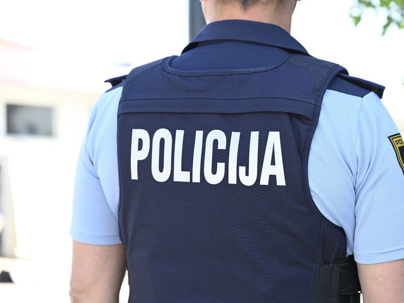Vlada zaradi nadomeščanja odsotnosti in varnostnih obremenitev vpoklicala pomožne policiste do konca leta 2025