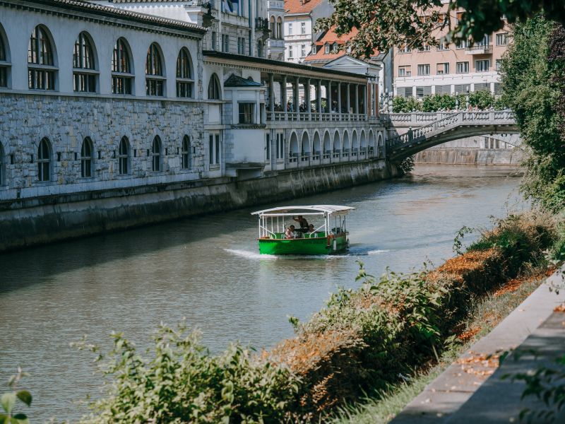 Ljubljana v primežu sanj: Jankovićevi megalomanski projekti in finančni izzivi