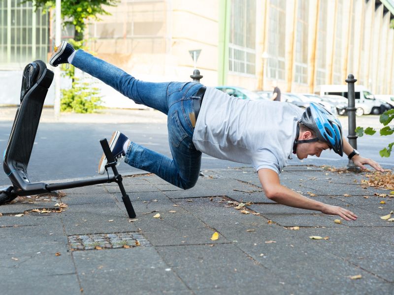 Vladin predlog zakona: Na e-skiro šele s 15 leti