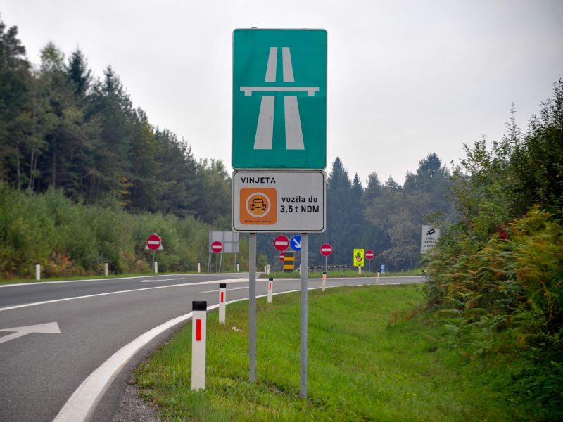 Vlada podaljšala veljavnost vinjet in ukinila njihovo uporabo na Obali