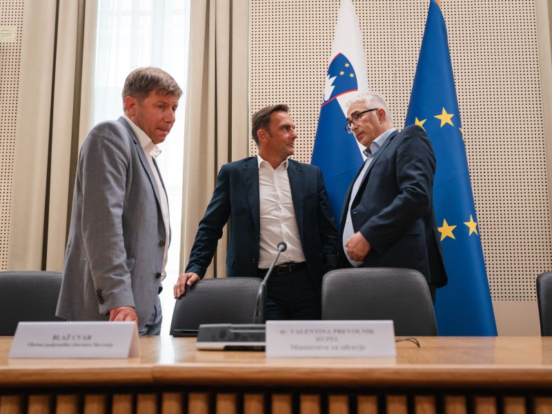 Delodajalci bojkotirali izredno sejo o obvezni božičnici