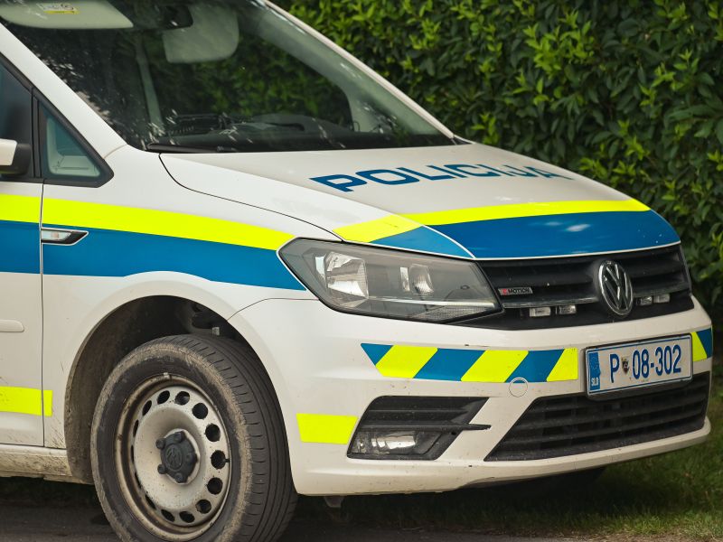 Policija išče voznika srebrnega Forda, ki je v Mariboru trčil v kolesarja in pobegnil