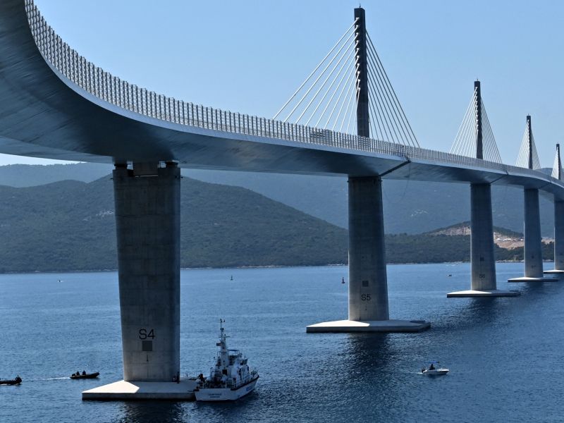 Kitajci, ki so gradili Pelješki most, zahtevajo povračilo od Hrvaške