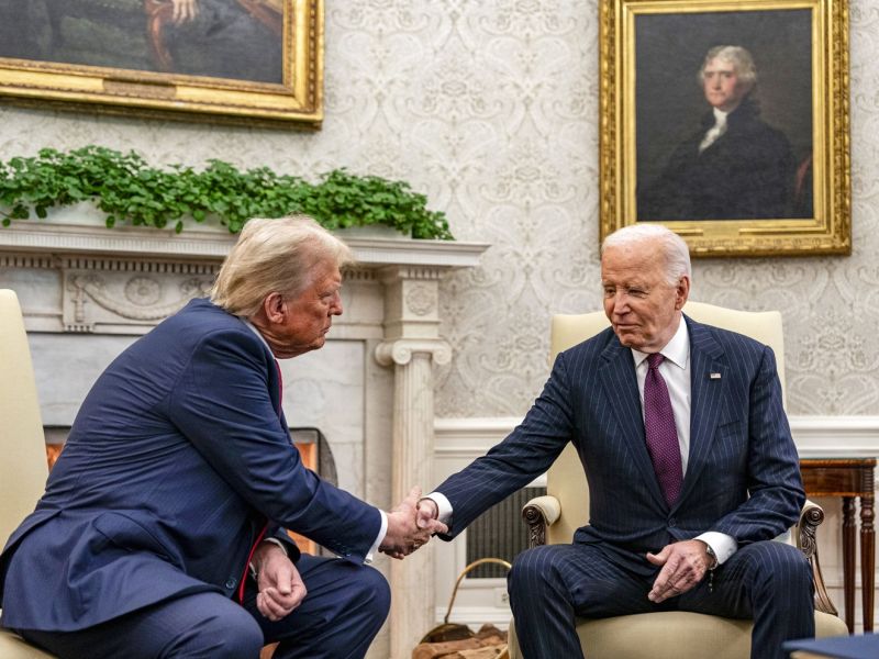 Trump v Beli hiši namesto Bidnovega portreta razstavil napravo za ponarejanje podpisov