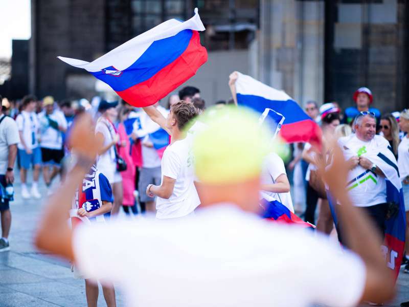 Slovenski navijači osvajajo avstrijsko prestolnico (video)