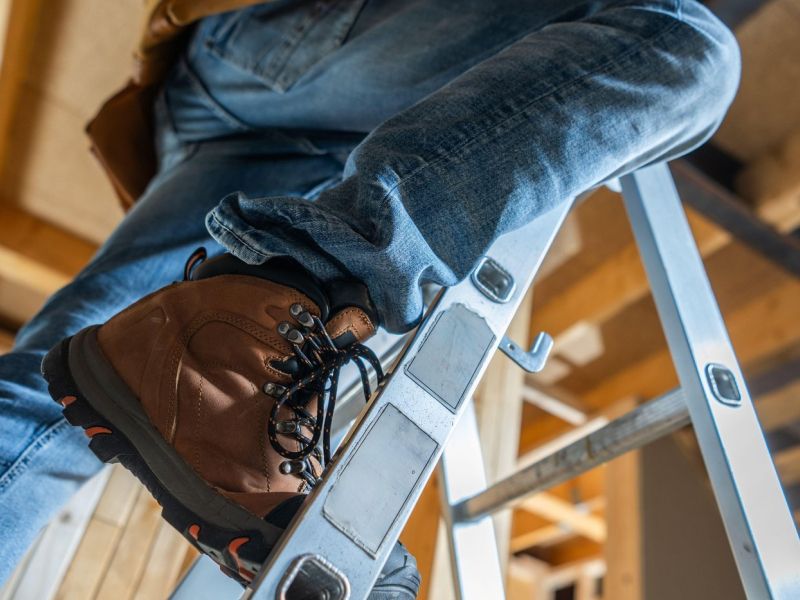 V Lokavcu 89-letnik umrl po padcu z lestve