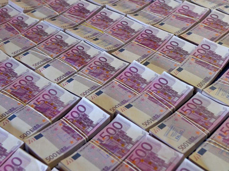 Proračunski primanjkljaj Slovenije se povečuje, božičnica iz prerazporeditev