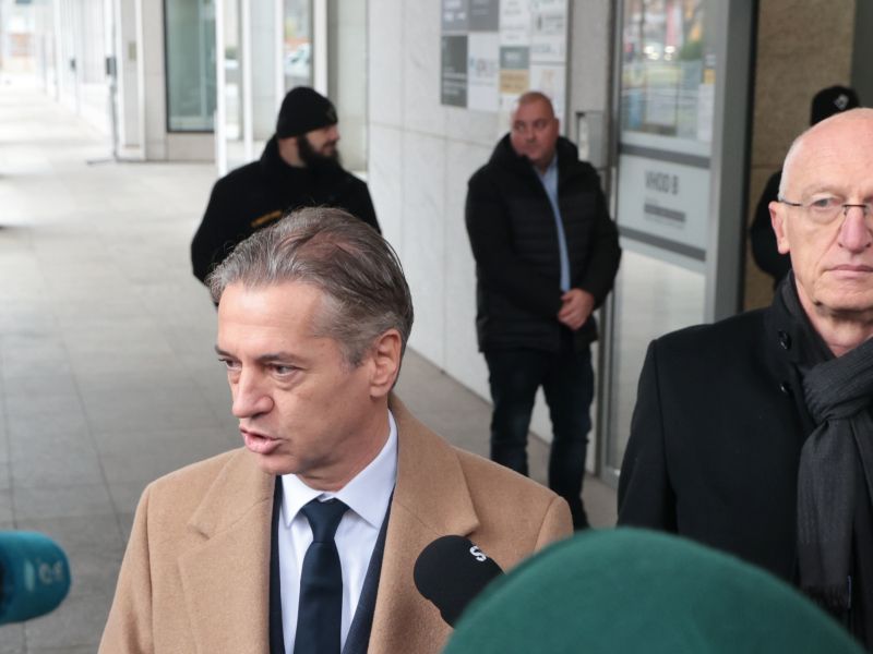 Protikorupcijska komisija začasno ustavila postopke zoper Goloba