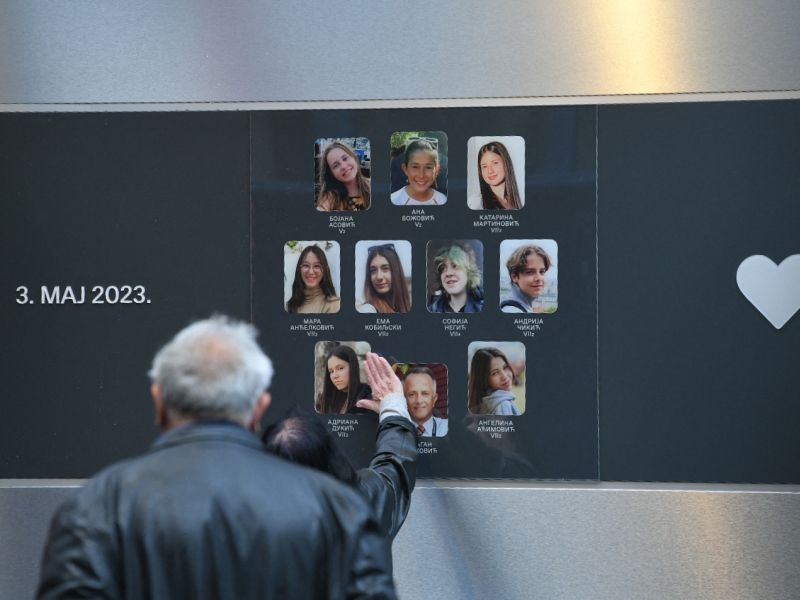 Mladoletnega Kosto, ki ima na vesti 10 življenj, skrivali pod dežniki