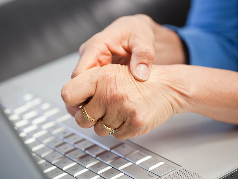 Kaj storiti, če vas po tipkanju bolijo roke in dlani