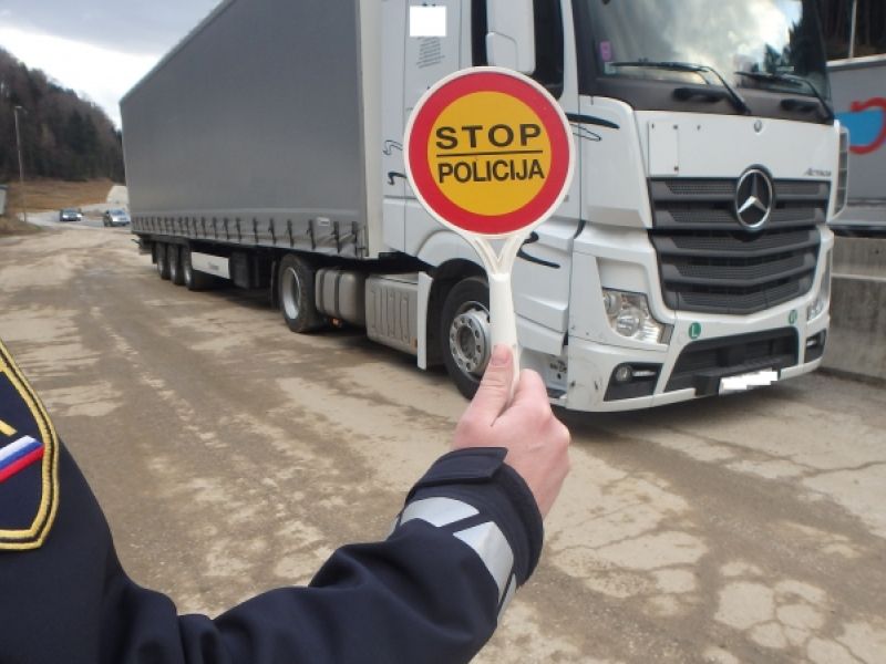 Z dvema promiloma vijugal po avtocesti: Volana ni držal, ker je malical