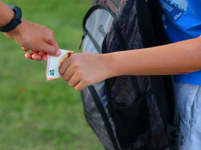 Izsiljevalcu mariborskega osnovnošolca dve leti zapora in izgon iz države