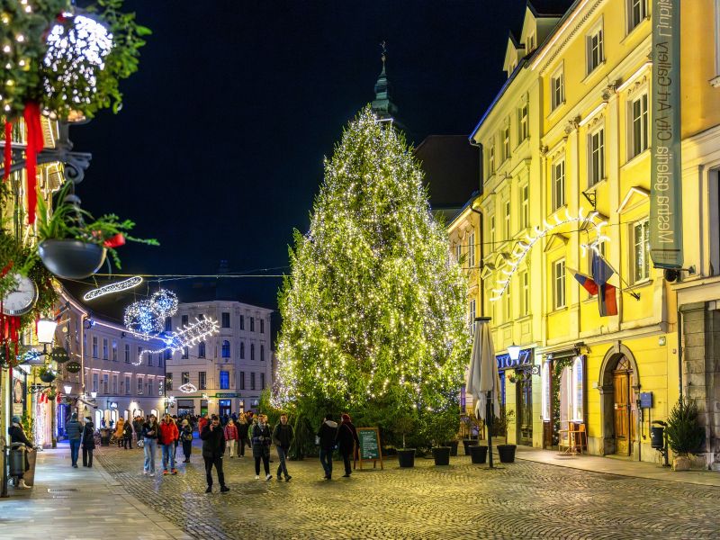 Čarobni december trka na vrata: Kdaj se bodo prižigale lučke v mestih?